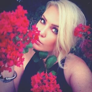 Meet your Posher, Tee